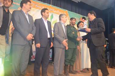 تجليل از مدير عامل شركت شهركهاي صنعتي كردستان در اجلاسيه شهداي كارگري كنگره 5400 شهيد استان كردستان 